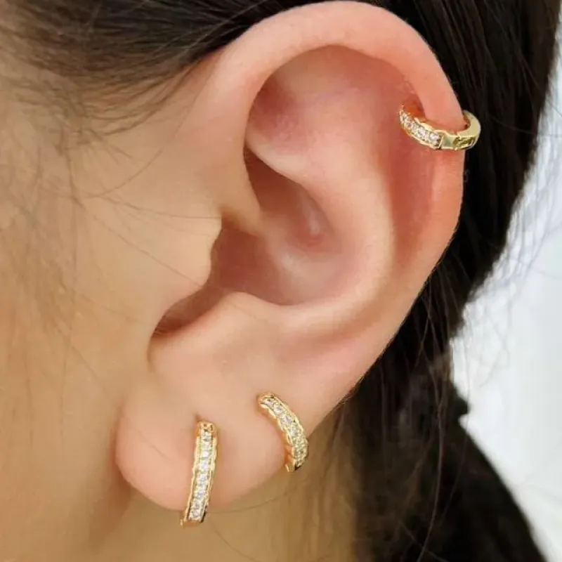 ARGOLA CRAVEJADA CLÁSSICA. TAMANHO G.  BANHADA A OURO 18K.