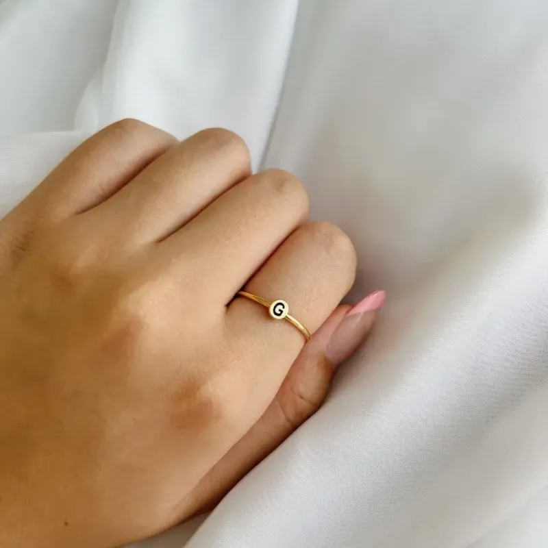 ANEL DE LETRA G DOURADO. BANHADO A OURO 18K.
