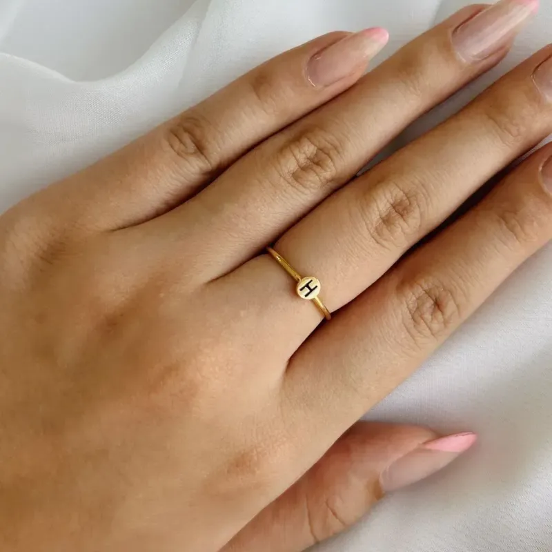 ANEL DE LETRA H DOURADO. BANHADO A OURO 18K.
