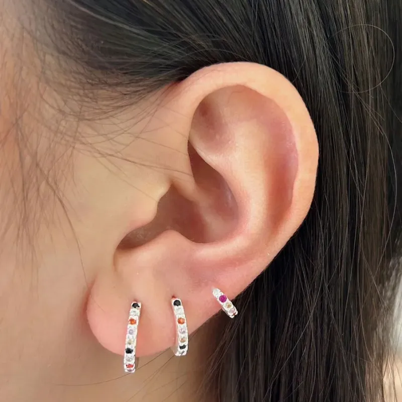 ARGOLA COM ZIRCÔNIAS COLORIDAS EM PRATA 925. TAMANHO M.
