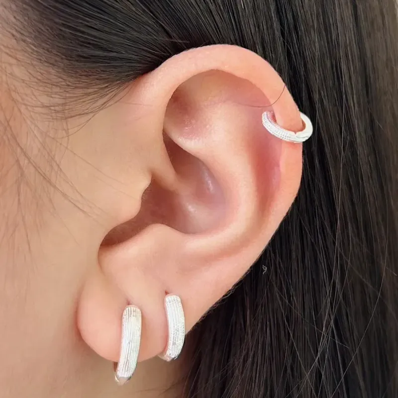 ARGOLA COM DETALHE TEXTURIZADO EM PRATA 925.