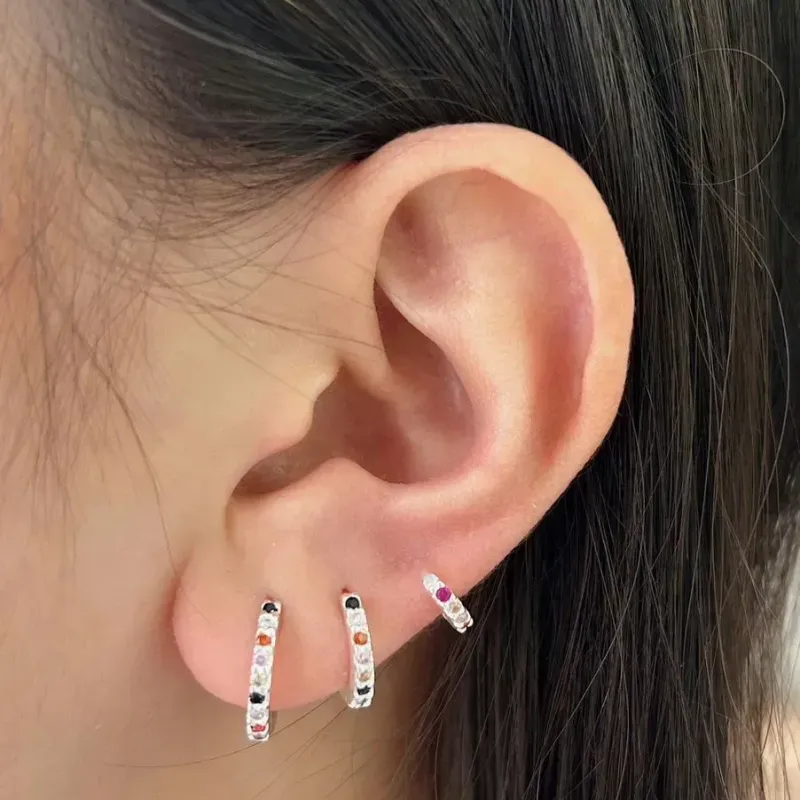 ARGOLA COM ZIRCÔNIAS COLORIDAS EM PRATA 925.