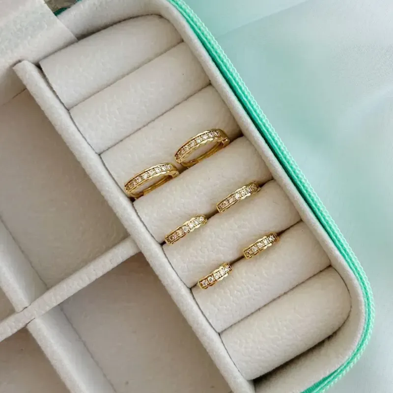 ARGOLA CRAVEJADA CLÁSSICA. TAMANHO M. BANHADA A OURO 18K.
