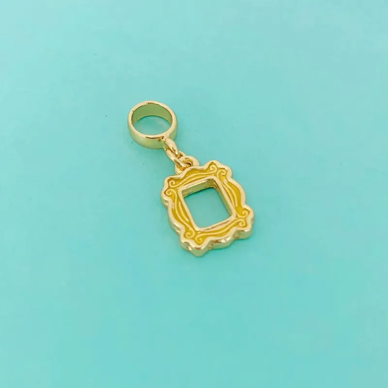 BERLOQUE MOLDURA FRIENDS. BANHADO A OURO 18K.