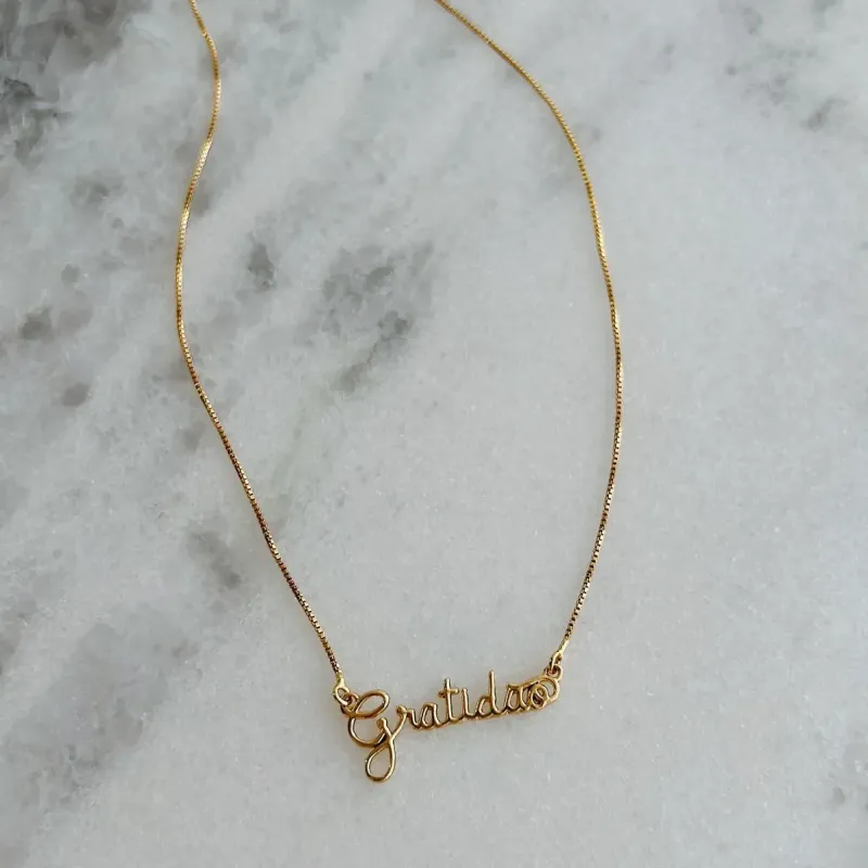 COLAR GRATIDÃO. 40CM DE COMPRIMENTO. BANHADO A OURO 18K.