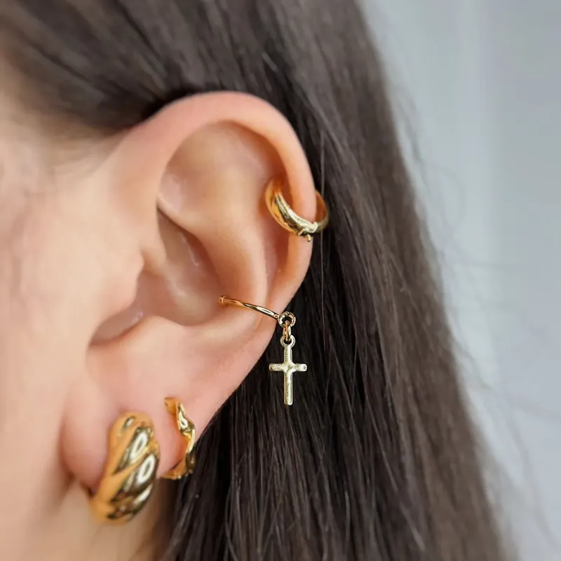 PIERCING LISO COM PINGENTE DE CRUZ. BANHADO A OURO 18K.