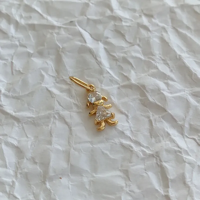 PINGENTE MENINA COM ZIRCÔNIA. BANHADO A OURO 18K.