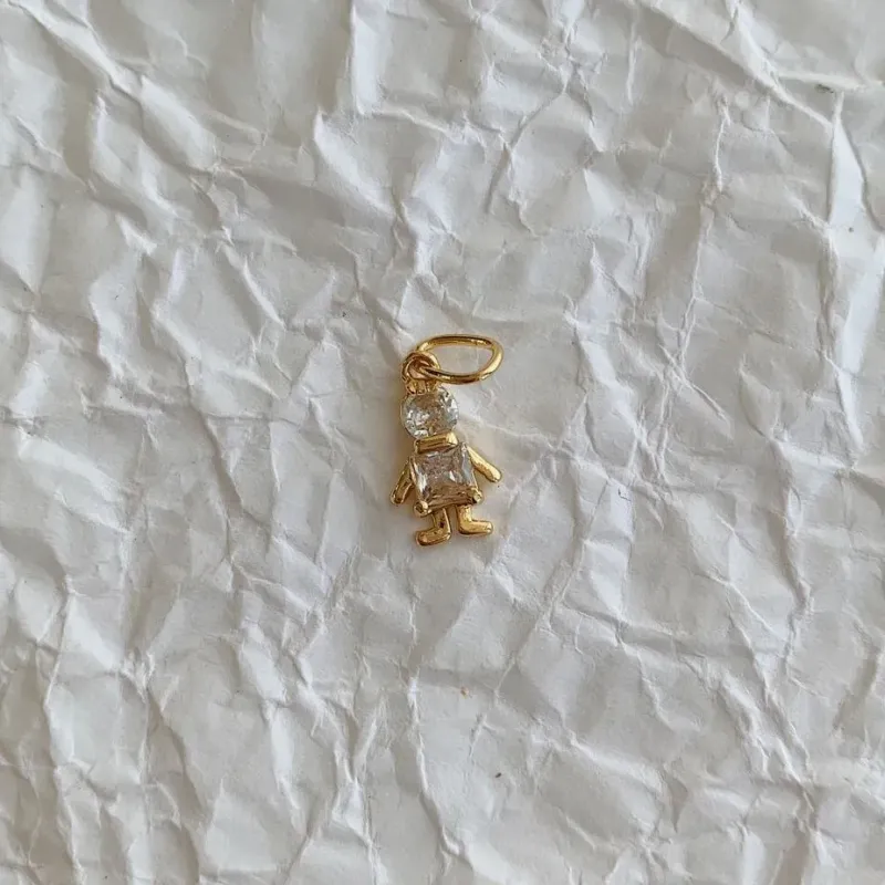 PINGENTE MENINO COM ZIRCÔNIA. BANHADO A OURO 18K.