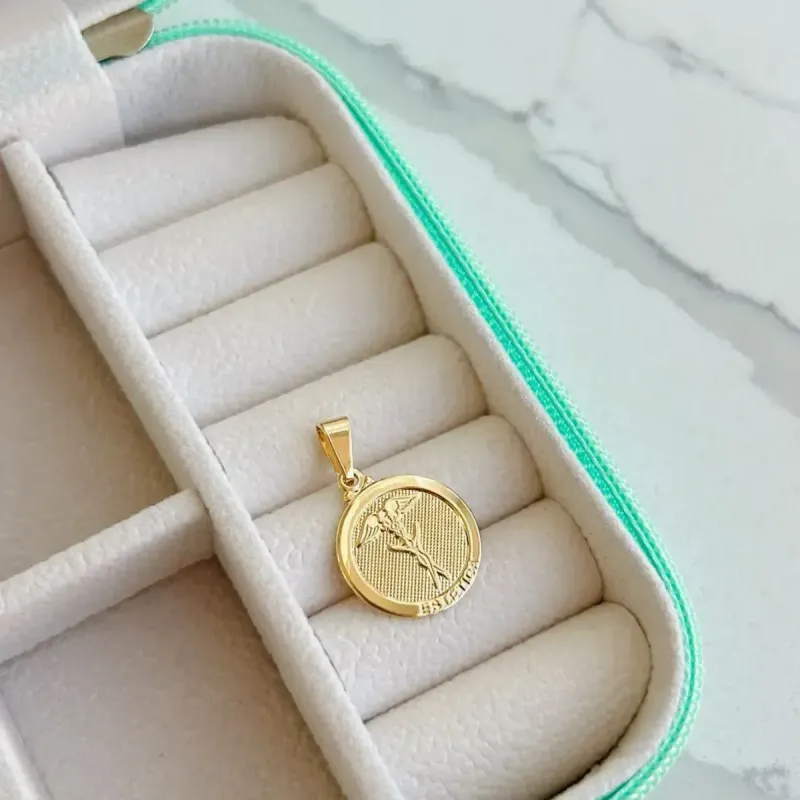 PINGENTE PROFISSÃO ESTÉTICA. BANHADO A OURO 18K.