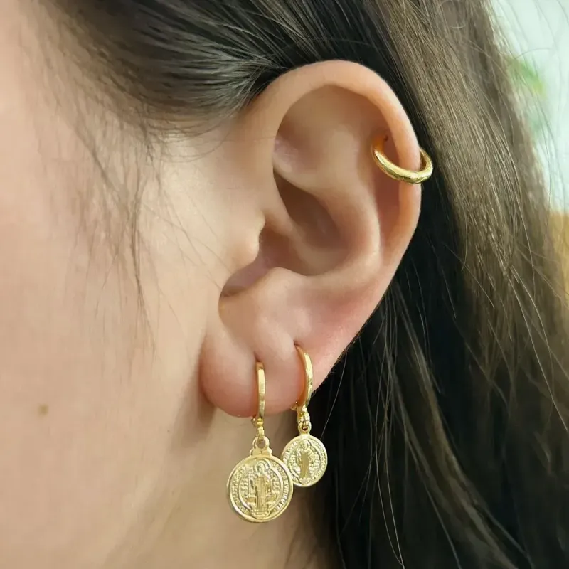 BRINCO ARGOLA COM PINGENTE  MINI SÃO BENTO. BANHADA A OURO 18K.