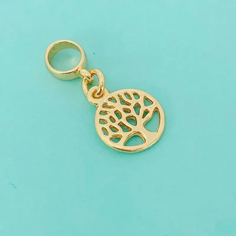 BERLOQUE MEDALHA ÁRVORE DA VIDA VAZADA. BANHADO A OURO 18K.