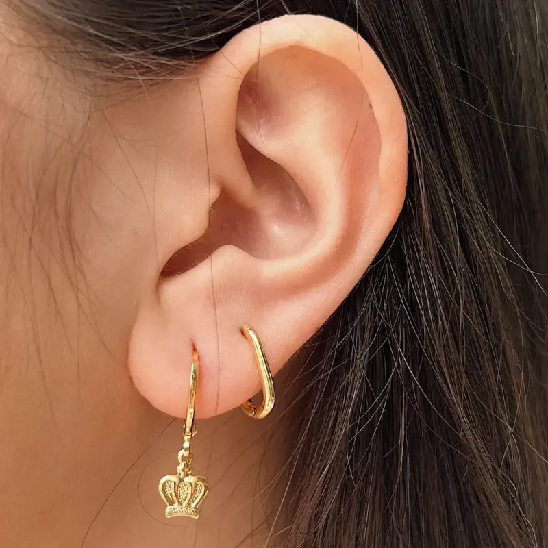 BRINCO ARGOLA COM PINGENTE DE COROA. BANHADO A OURO 18K.