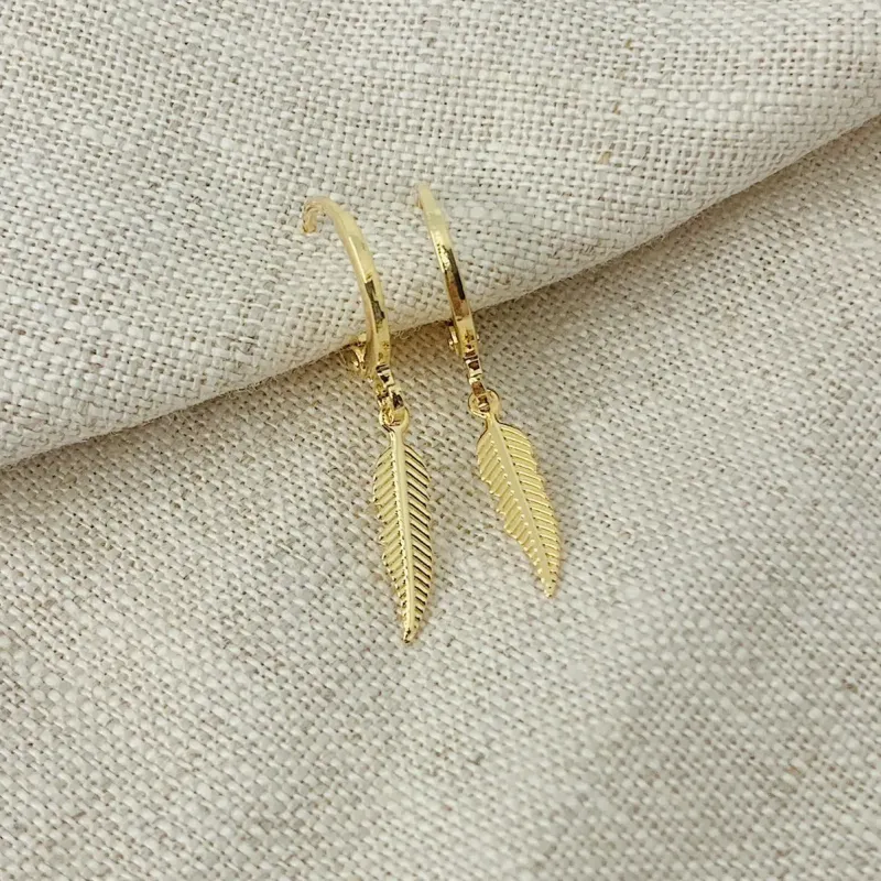 BRINCO ARGOLA COM PINGENTE DE FOLHA. BANHADO A OURO 18K.