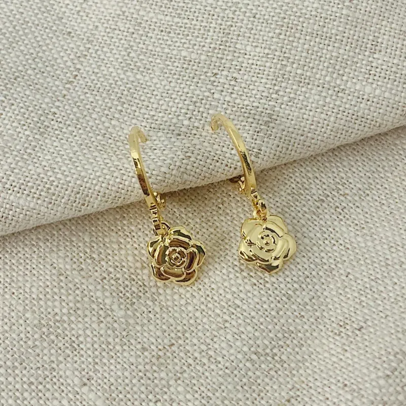 BRINCO ARGOLA COM PINGENTE DE ROSA. BANHADO A OURO 18K.