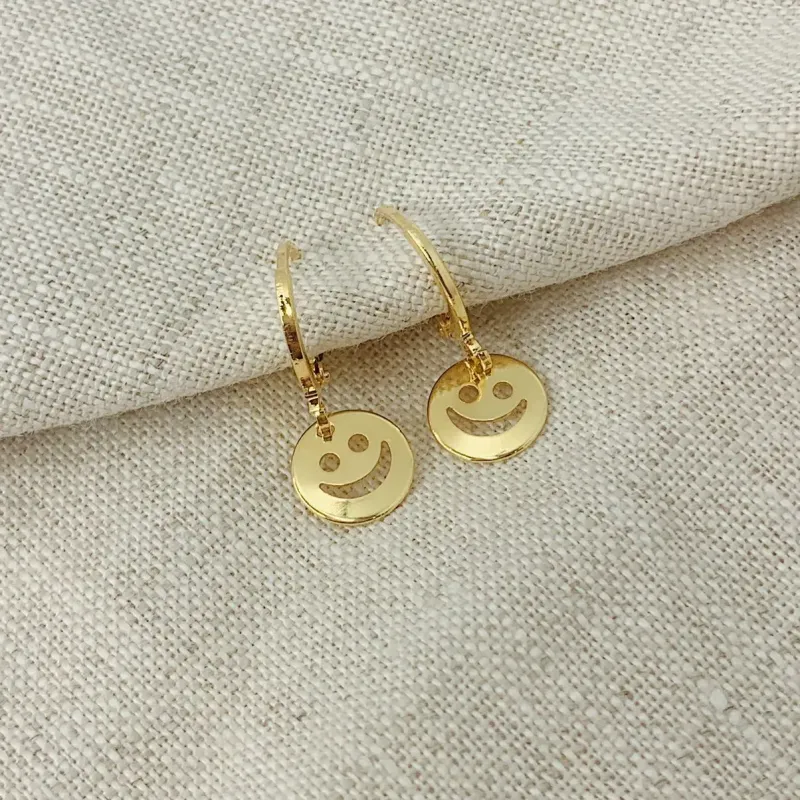 BRINCO ARGOLA COM PINGENTE SMILE. BANHADO A OURO 18K.