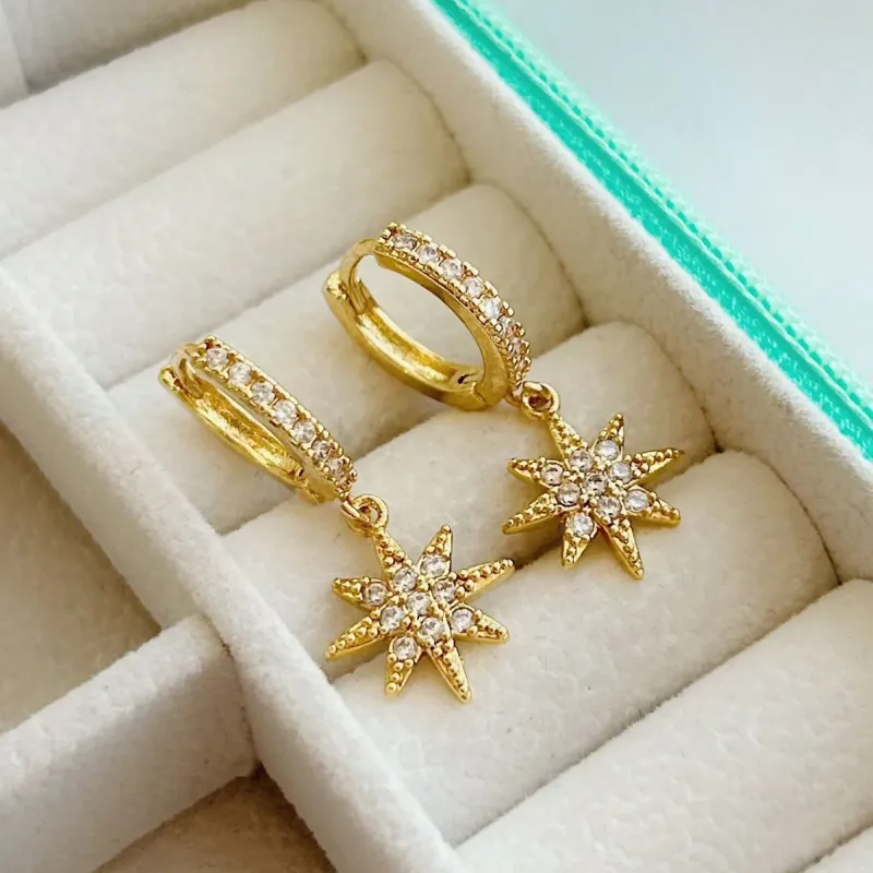 BRINCO ARGOLA ESTRELA CRAVEJADA 8 PONTAS. BANHADA A OURO 18K.
