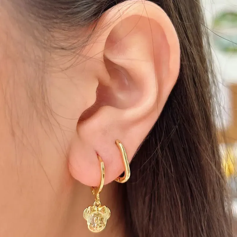 BRINCO ARGOLA COM PINGENTE DA MINNIE. BANHADO A OURO 18K.