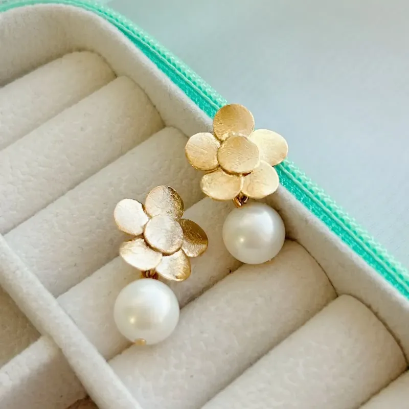BRINCO FLOR E PÉROLA. BANHADO A OURO 18K.
