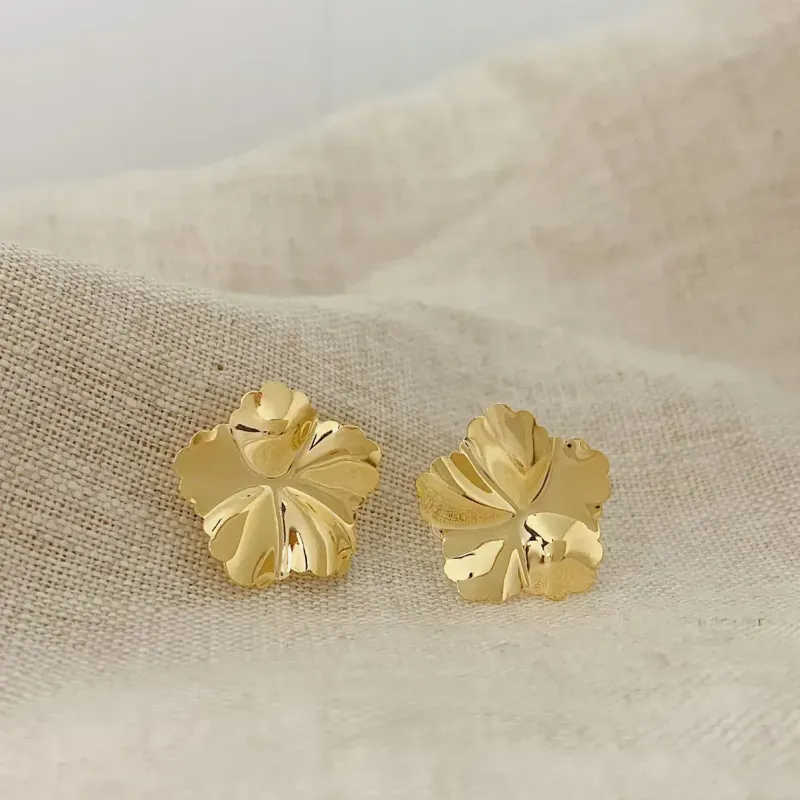BRINCO FLOR MARTELADA. BANHADO A OURO 18K.