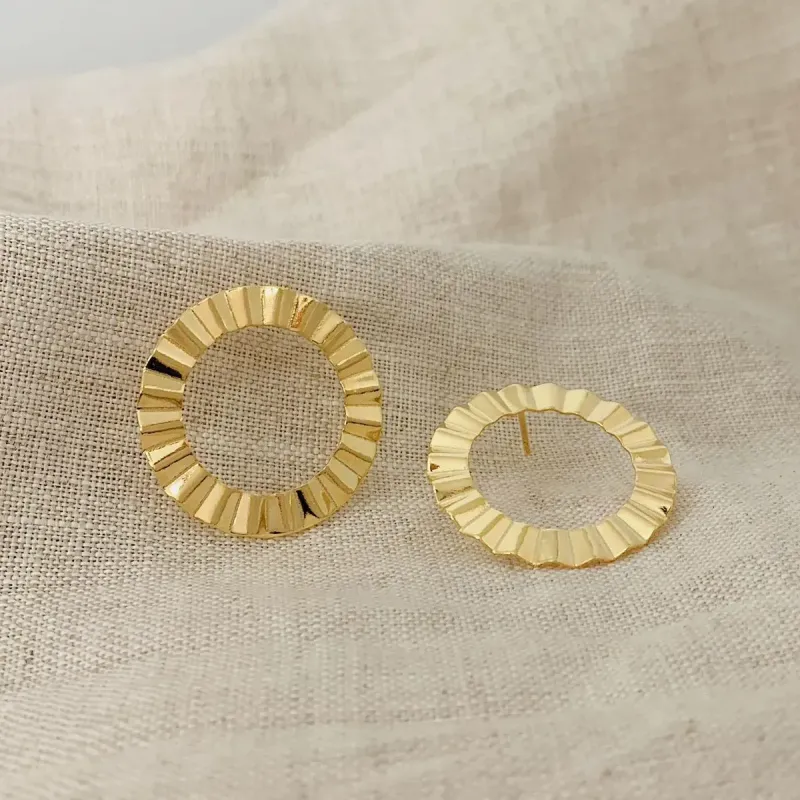 BRINCO ILHÓS DIAMANTADO. 3CM DE DIÂMETRO. BANHADO A OURO 18K.