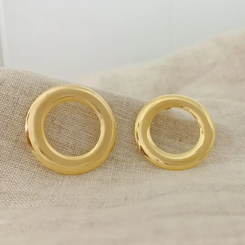 BRINCO ILHÓS LISO. 3,5CM DE DIÂMETRO. BANHADO A OURO 18K.