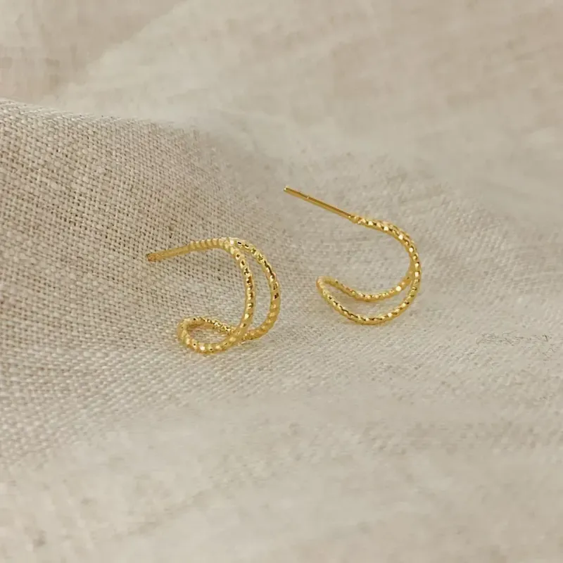 BRINCO MEIA ARGOLA DUPLA COM FIO TORCIDO. BANHADO A OURO 18K.