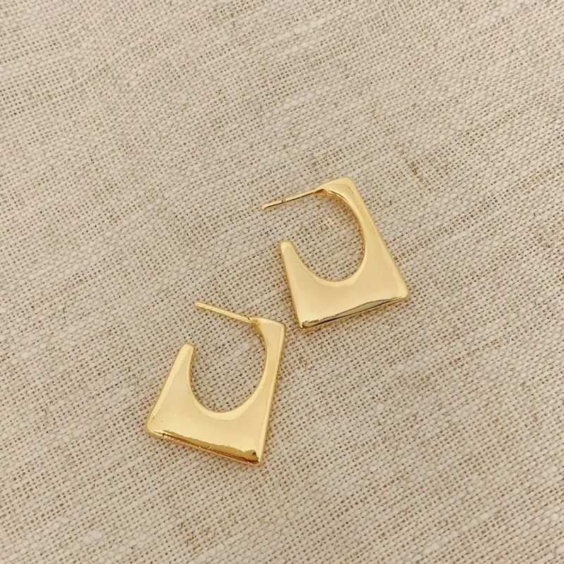 BRINCO MINIMALISTA TRAPÉZIO ABERTO. BANHADO A OURO 18K.