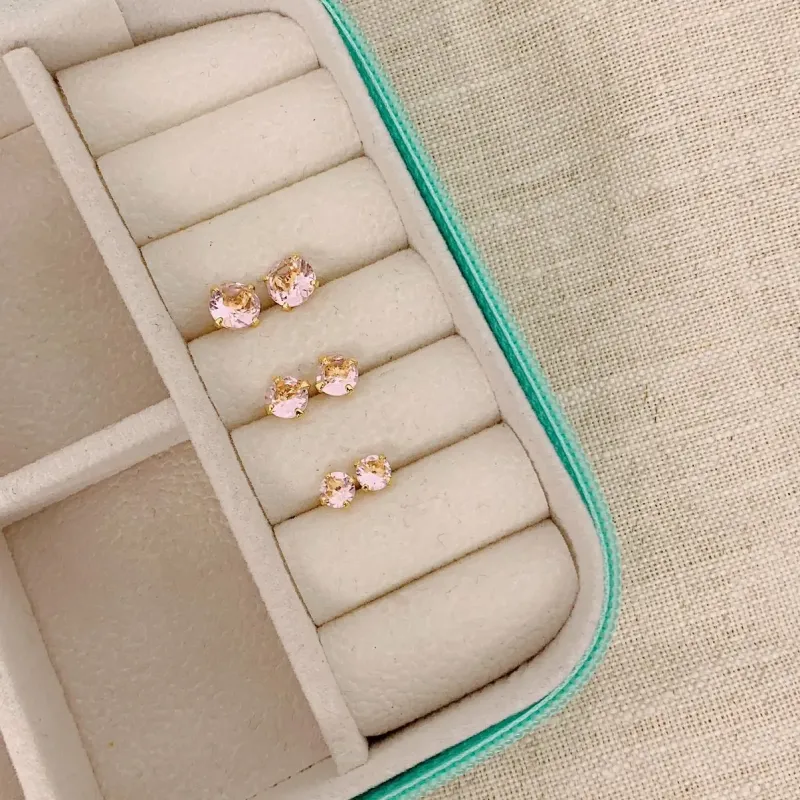 BRINCO PONTO DE LUZ ROSA. TAMANHO 6MM. BANHADO A OURO 18K.