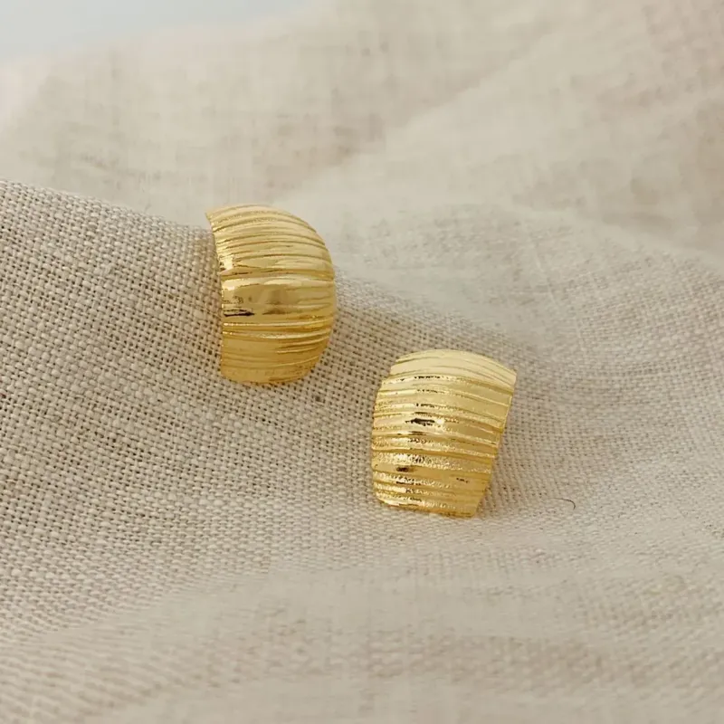 BRINCO RETÂNGULO ARREDONDADO TEXTURIZADO.  BANHADO A OURO 18K.