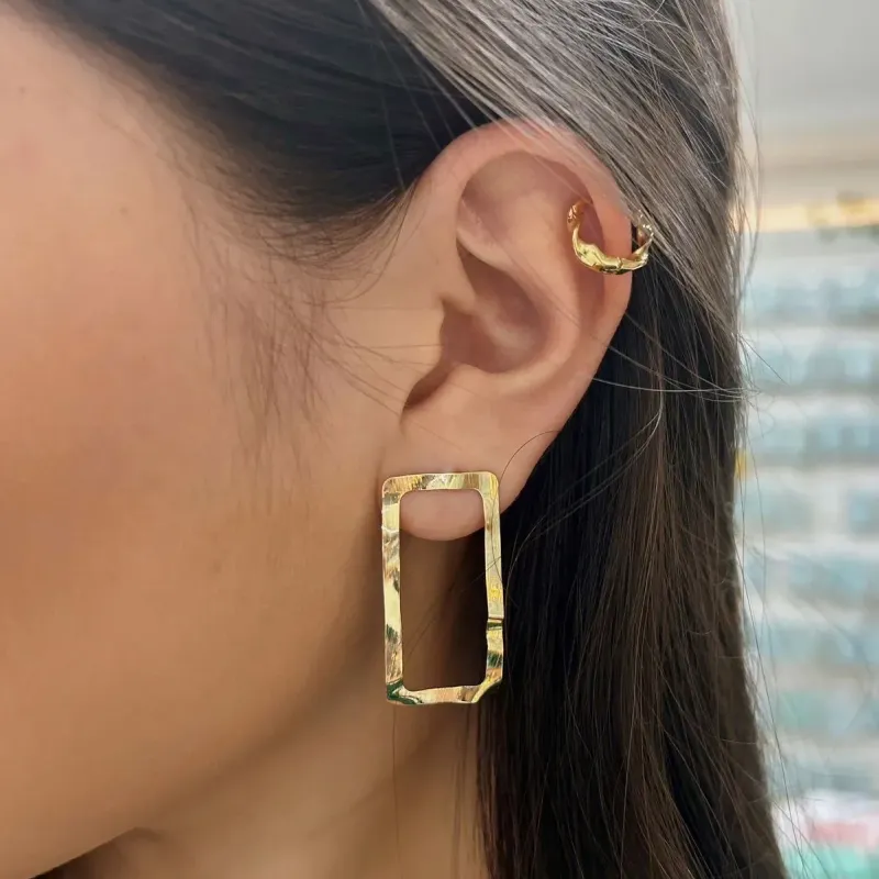 BRINCO RETÂNGULO MARTELADO. BANHADO A OURO 18K.