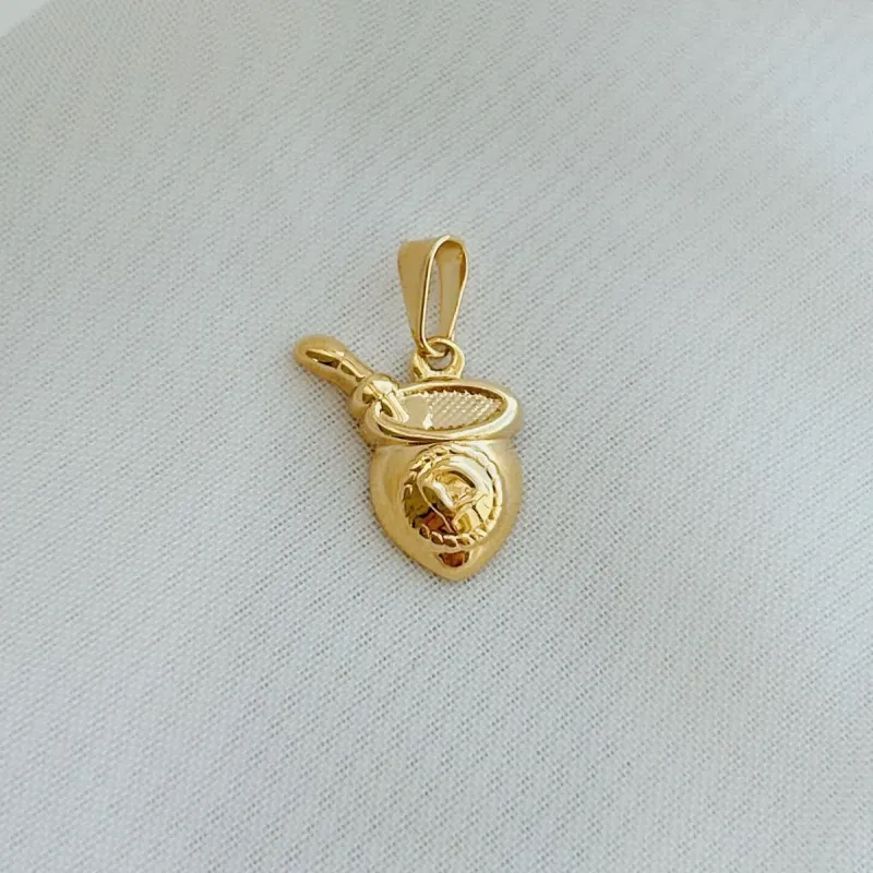 PINGENTE CUIA DE CHIMARRÃO. BANHADO A OURO 18K.