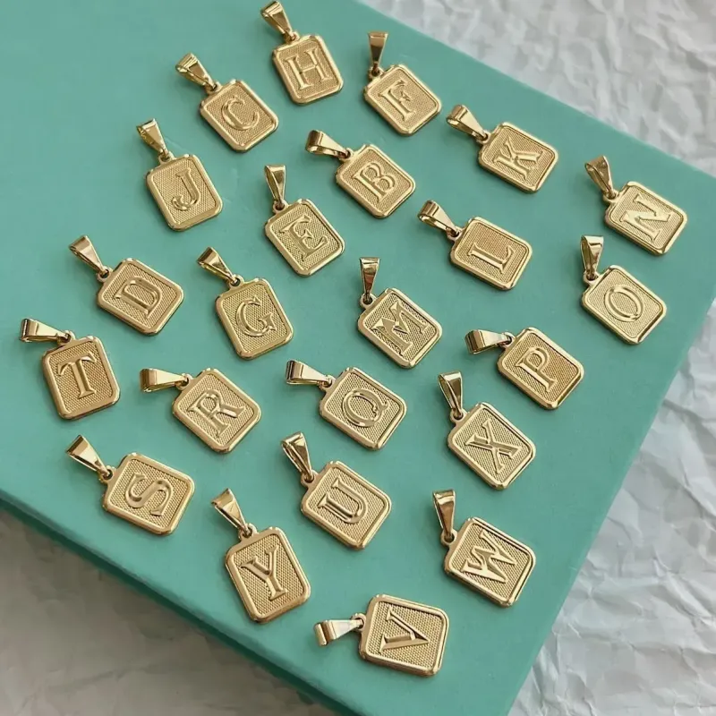 PINGENTE RETANGULAR DE LETRA S.  BANHADO A OURO 18K.