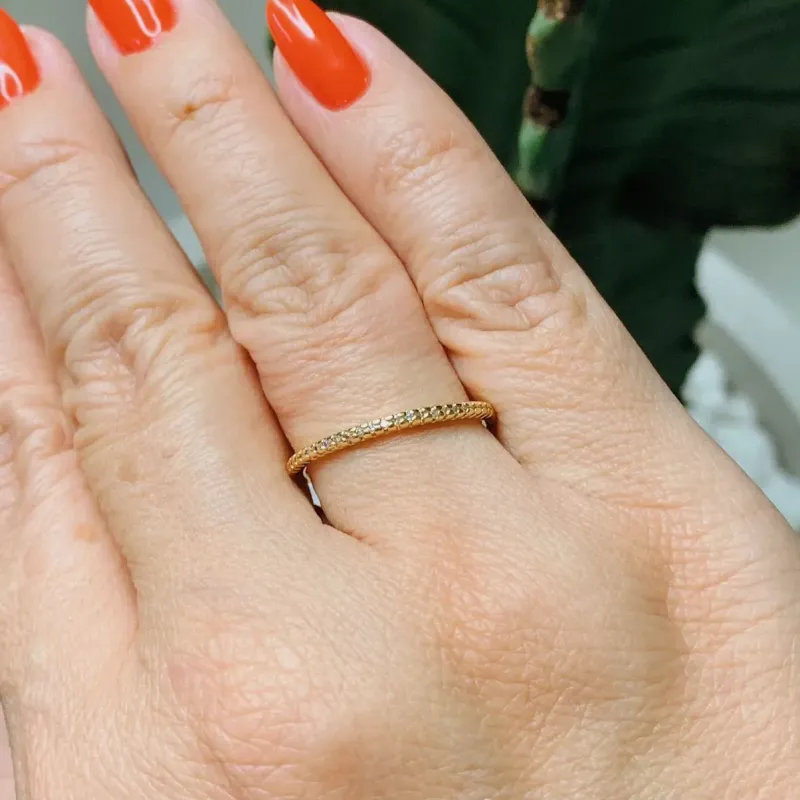 ANEL APARADOR FINO CRAVEJADO. BANHADO A OURO 18K.