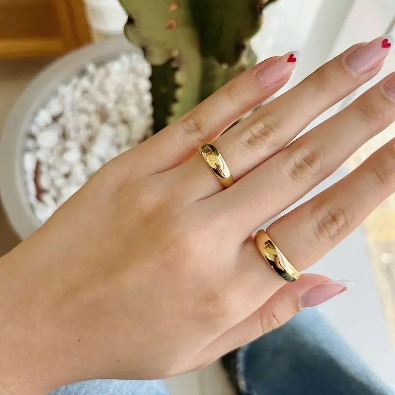 ANEL MINIMALISTA LISO. BANHADO A OURO 18K.