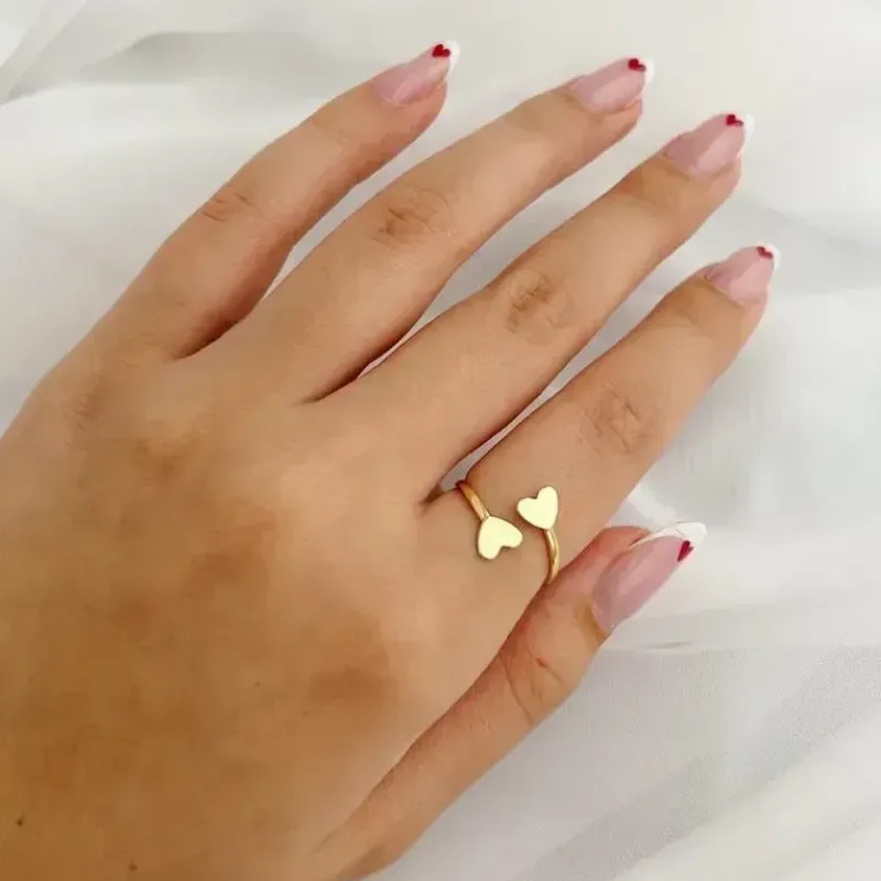 ANEL REGULÁVEL DOIS CORAÇÕES. BANHADO A OURO 18K.