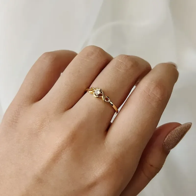 ANEL SOLITÁRIO COM TRANÇADO. BANHADO A OURO 18K.