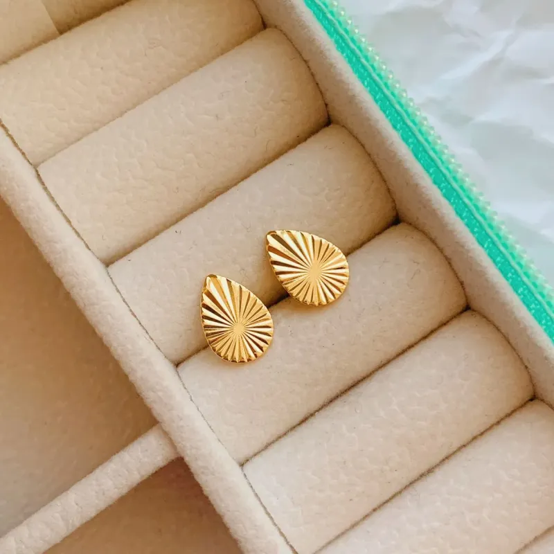BRINCO GOTA DIAMANTADA. BANHADO A OURO 18K.