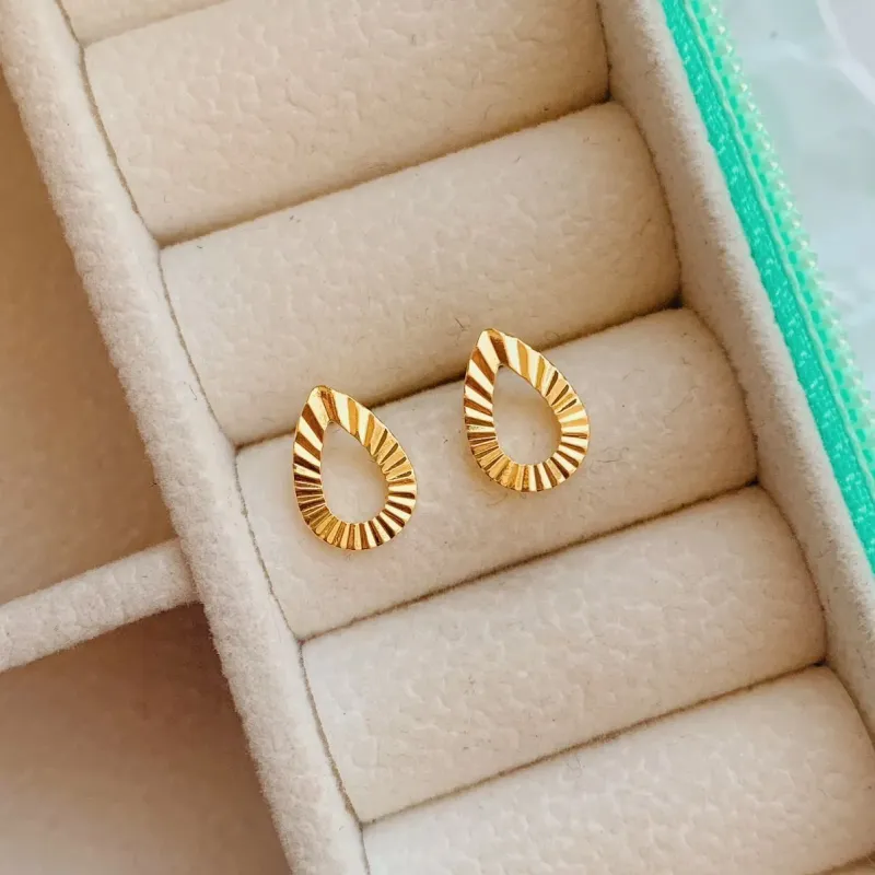BRINCO GOTA VAZADA DIAMANTADA. BANHADO A OURO 18K.