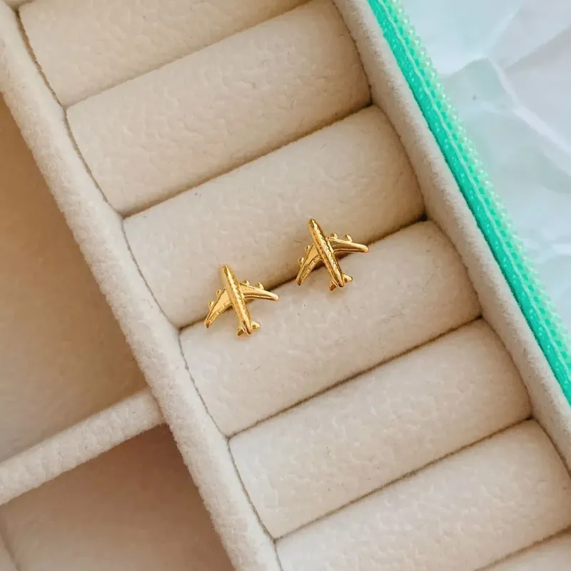 BRINCO MINI AVIÃO. 0,8CM DE ALTURA. BANHADO A OURO 18K.
