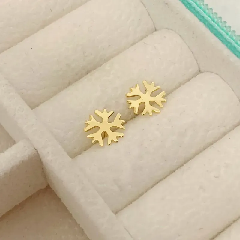 BRINCO MINI FLOCO DE NEVE. BANHADO A OURO 18K.