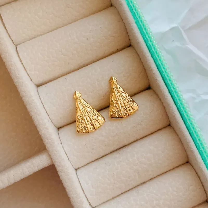 BRINCO NOSSA SENHORA. 1,2CM DE ALTURA. BANHADO A OURO 18K.