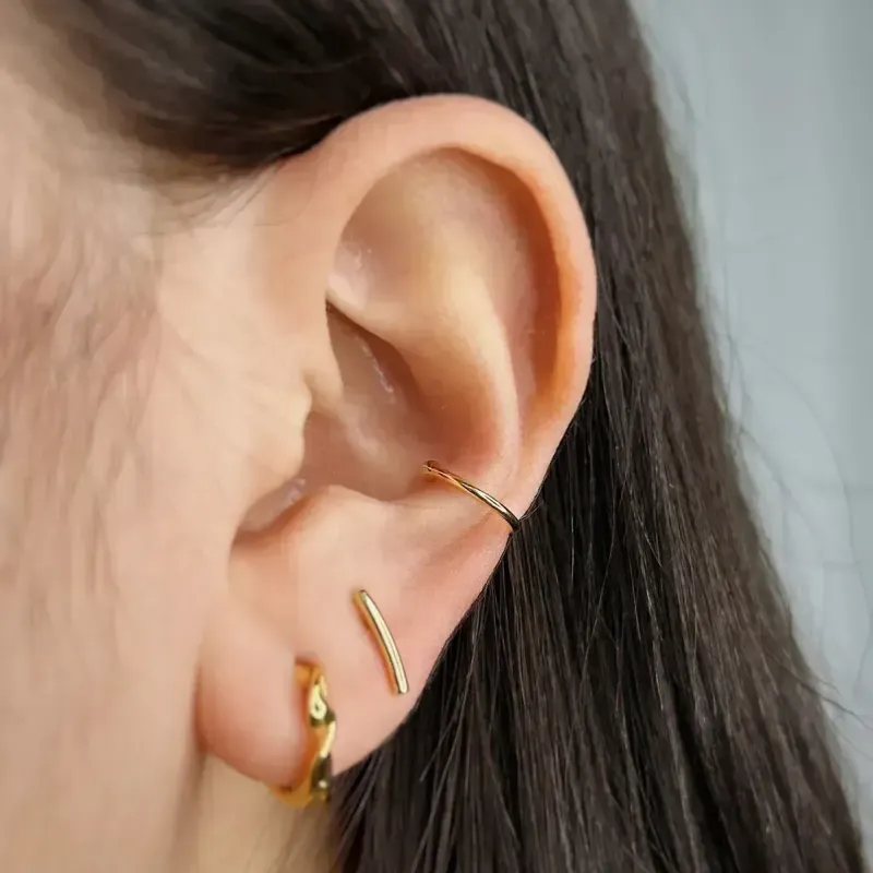 BRINCO PALITINHO. 1CM DE COMPRIMENTO. BANHADO A OURO 18K.