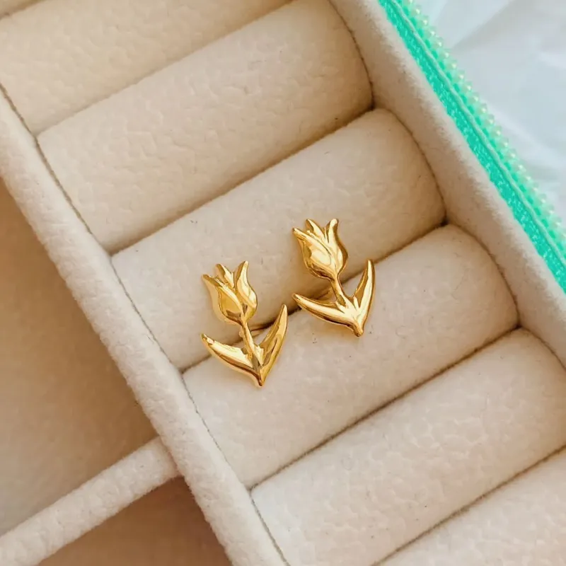 BRINCO TULIPA. 1,2CM DE ALTURA. BANHADO A OURO 18K.