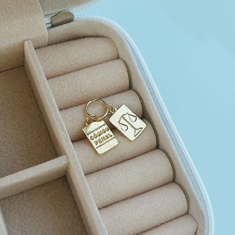 PINGENTE PROFISSÃO DIREITO DUPLO. BANHADO A OURO 18K.