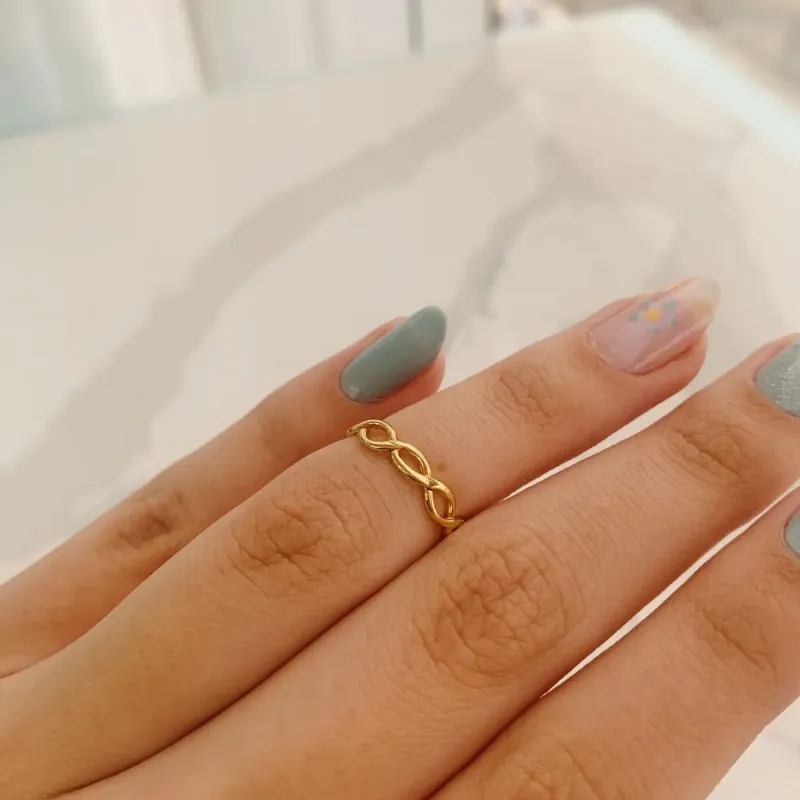 ANEL REGULÁVEL INFINITO. TAMANHO 5. BANHADO A OURO 18K.