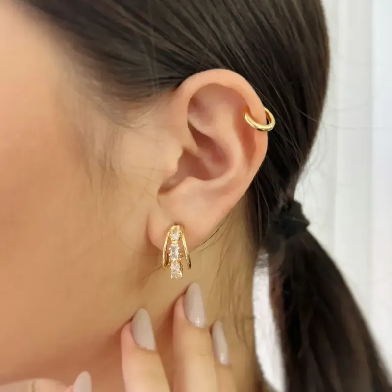 ARGOLA TRIPLA COM FIO DE ZIRCÔNIAS NAVETE. BANHADO A OURO 18K.