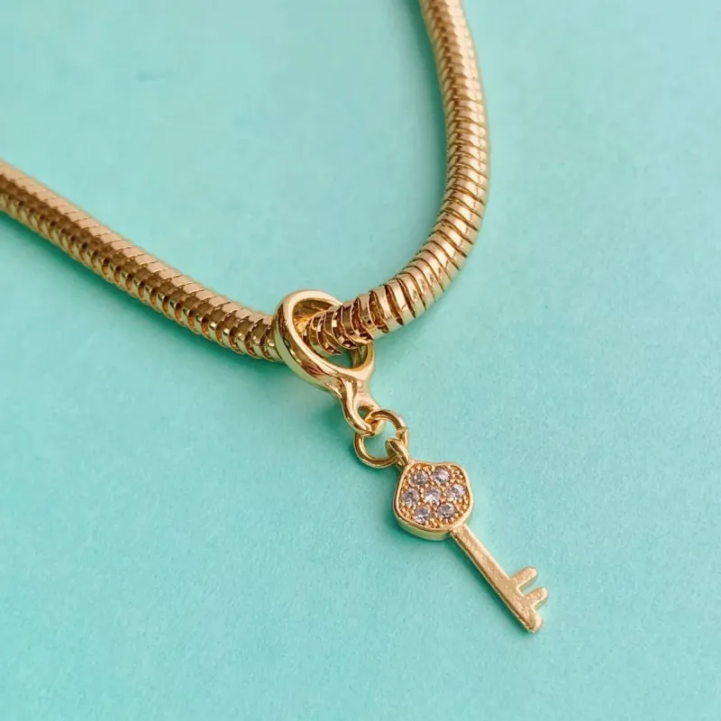 BERLOQUE DE CHAVE. BANHADO A OURO 18K.