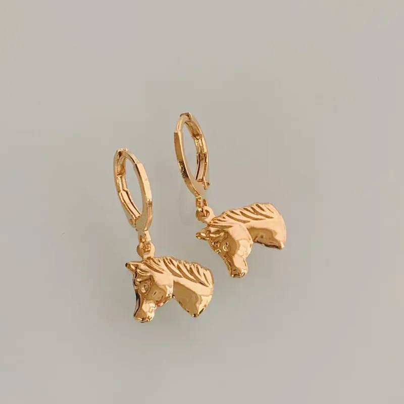 BRINCO ARGOLA COM PINGENTE DE CAVALO. BANHADO A OURO 18K.