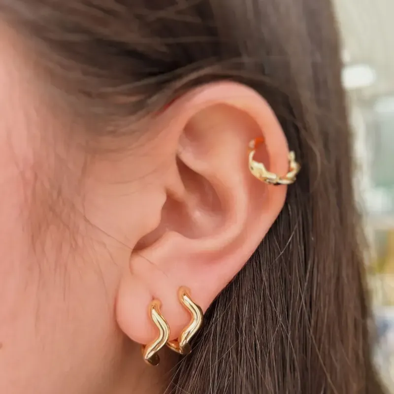 BRINCO ARGOLA ONDULADA. BANHADO A OURO 18K.
