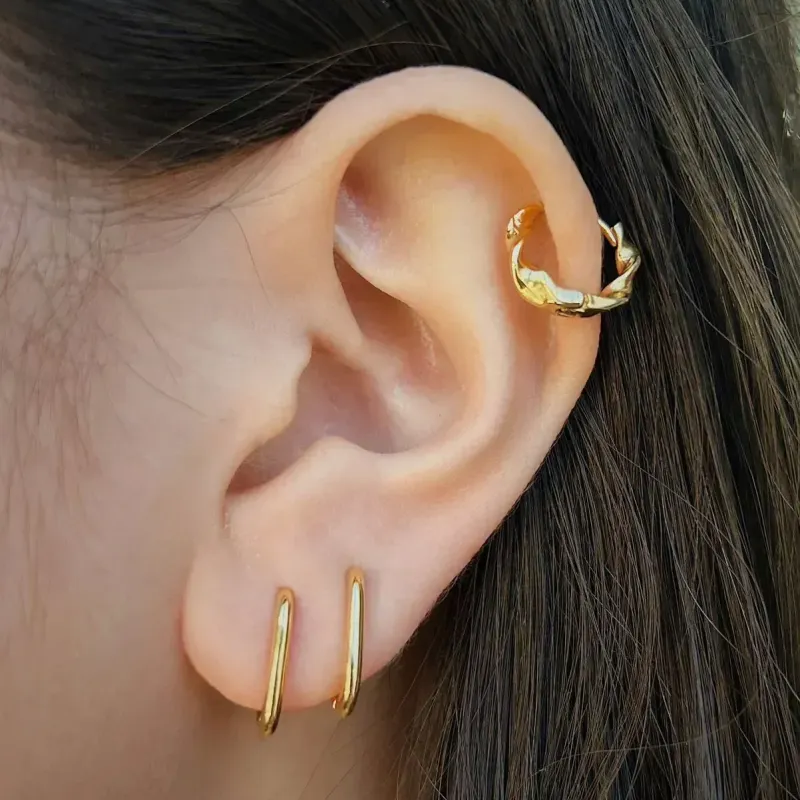 BRINCO ARGOLA OVAL LISA. BANHADO A OURO 18K.